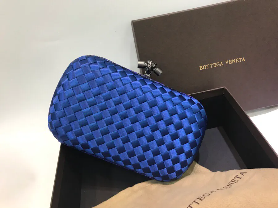 The latest and most popular Knot clutch from the 8651 counter is made of exquisite Japanese silk fabric with snakeskin piping. It looks elegant when worn cross-body or in the hand. It can also be carried by petite girls and can hold 2 iPhone X phones. Size: 20cm*12cm
